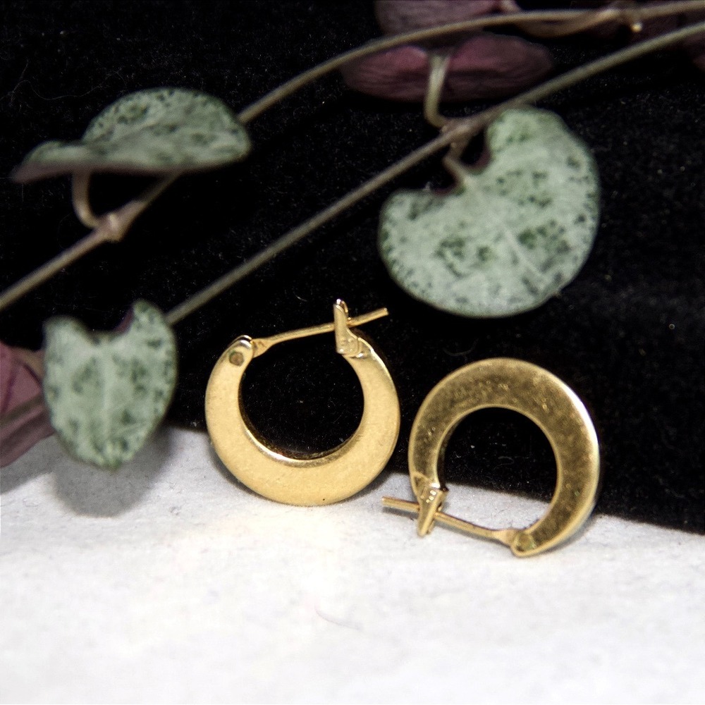 Monet Gold Tone Modernist Hoop Earrings Vintage Tapered Latch Back Minimalist